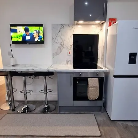 2 Bed Cosy Flat Close To Bus & Tube Station